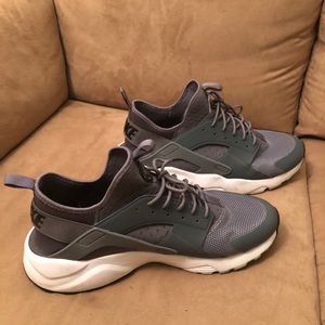 Nike air Huarache size 13. Grey/white